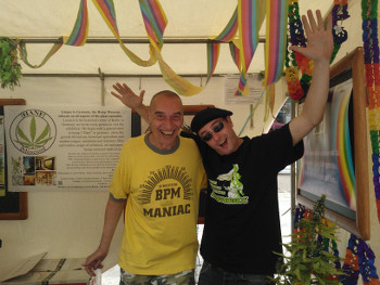Foto des Stands von Hanfparade und Hanf Museum auf dem lesbisch-schwulen Stadtfest Berlin 2013