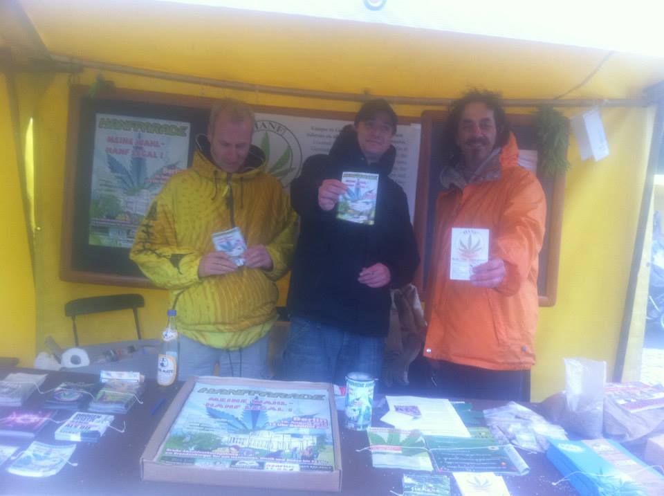 Foto von der Standcrew des Hanfparade-Infostands auf dem Umweltfestival 2013 Berlin