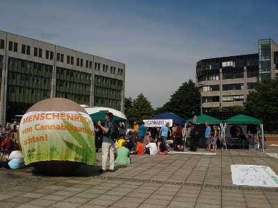 Foto von den Demopavillons auf dem Robert-Schumann-Platz in Bonn