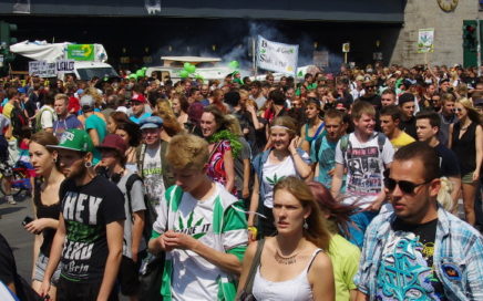 Foto der Hanfparade 2013 beim Start der Demo am Bahnhof Zoo