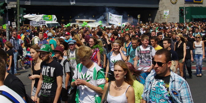 Foto der Hanfparade 2013 beim Start der Demo am Bahnhof Zoo