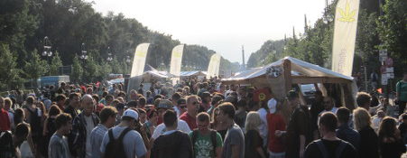 Foto vom Markt der Möglichkeiten auf der Schlusskundgebung mit Menschenmassen