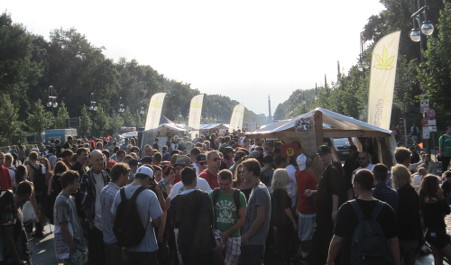 Foto vom Markt der Möglichkeiten auf der Schlusskundgebung mit Menschenmassen