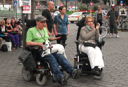 Foto von im Rollstuhl sitzenden Cannabispatienten bei der Kundgebung