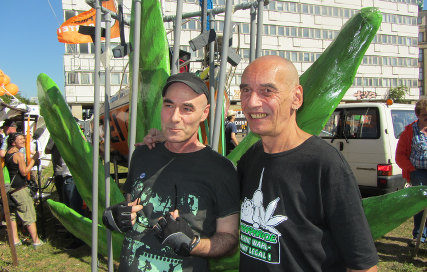 Foto von Thomas und Hans vom Hanfparade-Team vor der Hanfblatt-Skulptur auf der FSA Demo 2013