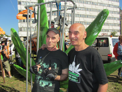 Foto von Thomas und Hans vom Hanfparade-Team vor der Hanfblatt-Skulptur auf der FSA Demo 2013