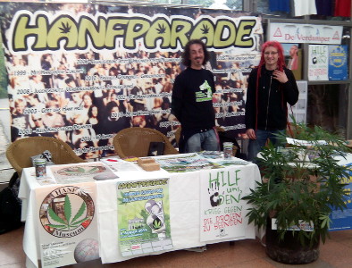 Foto des Hanfparade-Stands auf der Cultiva 2013 mit Locke und Steffen