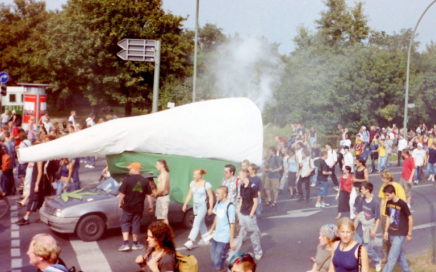 Paradewagen auf der Hanfparade 2002 - PKW mit rauchendem Riesenjoint auf dem Dach