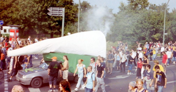 Paradewagen auf der Hanfparade 2002 - PKW mit rauchendem Riesenjoint auf dem Dach