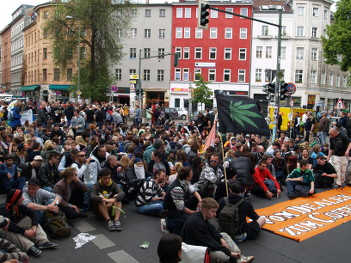 Foto von sitzender Menge auf dem Heinrichplatz