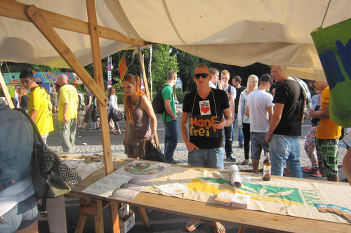 Foto eines Hanfinfostands mit Standbetreuern auf der Hanfparade 2013