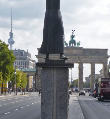 Foto der Statue „Der Rufer“ in Berlin