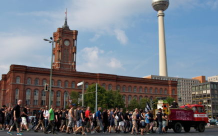Foto von der Spitze des Fuckparade-Umzugs 2014 vor dem Berliner Rathaus