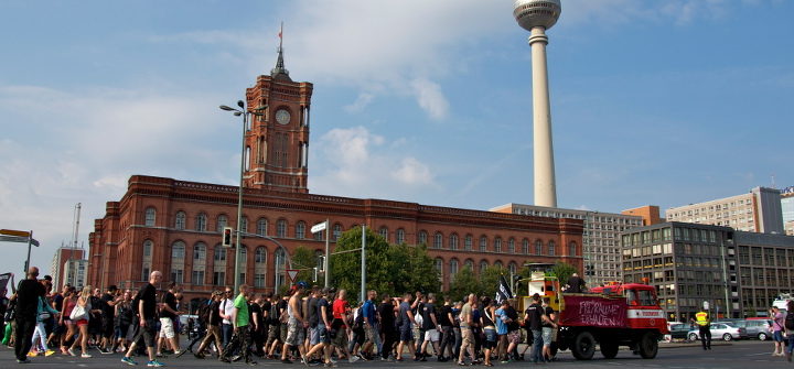 Foto von der Spitze des Fuckparade-Umzugs 2014 vor dem Berliner Rathaus