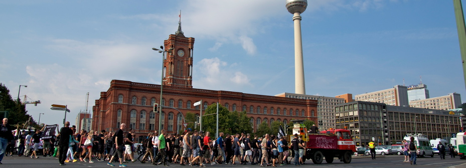 Foto von der Spitze des Fuckparade-Umzugs 2014 vor dem Berliner Rathaus