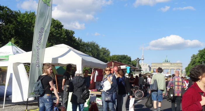 Gut besuchter Hanfparade-Infostand auf dem Umweltfestival 2014