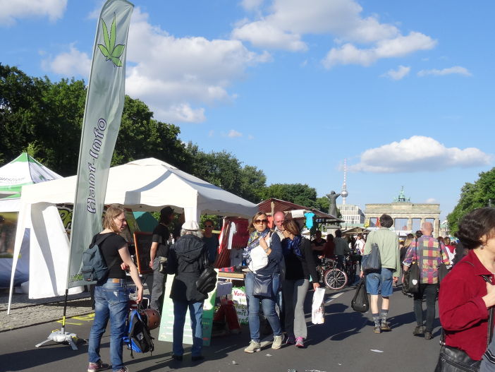 Gut besuchter Hanfparade-Infostand auf dem Umweltfestival 2014