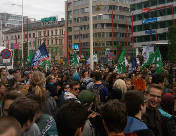 Foto von der Menschenmenge auf dem Hanfwandertag Wien am 2.5.2015