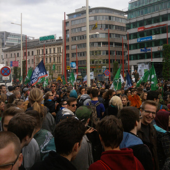 Foto von der Menschenmenge auf dem Hanfwandertag Wien am 2.5.2015