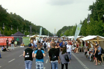 Foto von der Hanfparade 2014: Nutzhanfareal und Forum für Hanfmedizin auf der Straße des 17. Juni in Berlin
