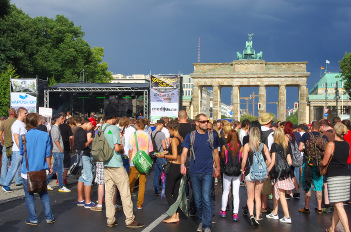 Foto von der Hanfparade 2014 in Berlin: Die Hauptbühne auf der Abschlusskundgebung auf der Straße des 17. Juni vor dem Brandenburger Tor
