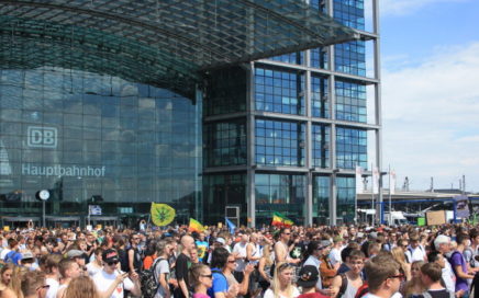 Foto von der Auftaktkundgebung am Hauptbahnhof Berlin