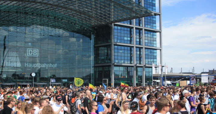 Foto von der Auftaktkundgebung am Hauptbahnhof Berlin