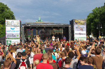 Foto von der Hauptbühne der Hanfparade 2014 mit Livebands und Rednern