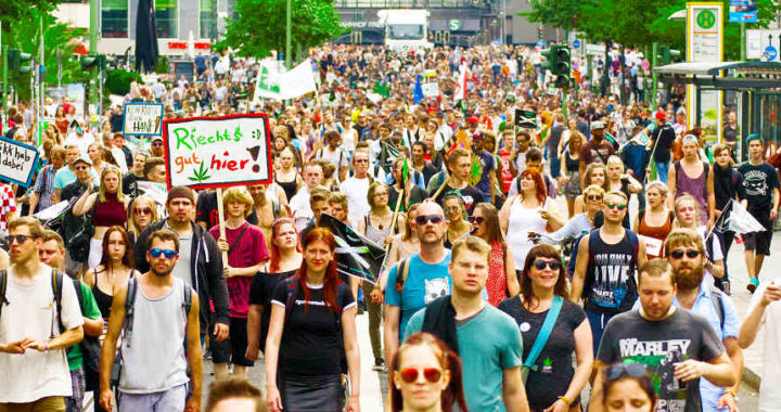 Der Demonstrationszug kurz hinter dem Bahnhof Friedrichstraße