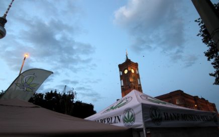 Foto vom Stand des Hanf Museums vor dem Roten Rathaus von Berlin auf der Hanfparade 2016