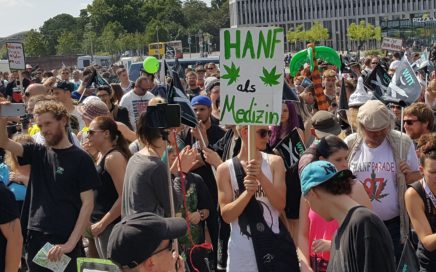 Auf der Auftaktkundgebund der HP 2016 wurde auch für Cannabis als Medizin protestiert