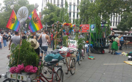 CSD 2017 Fußgruppe der Hänflinge (Hanf Museum, Hanfparade, Deutscher Hanfverband) beim Aufbau am Adenauerplatz