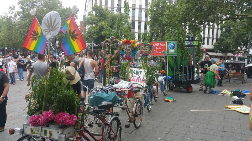 CSD 2017 Fußgruppe der Hänflinge (Hanf Museum, Hanfparade, Deutscher Hanfverband) beim Aufbau am Adenauerplatz