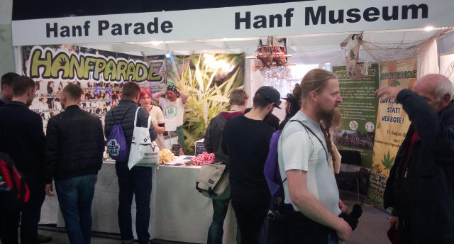 Gemeinsamer Stand der Hanfparade und des Hanf Museums auf dem Cannafest 2017 in Prag