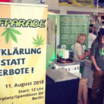Am gemeinsamen Stand der Hanfparade und des Hanf Museums auf der Cultiva 2017 werden Hanfsamen geröstet und für den Verkauf abgepackt