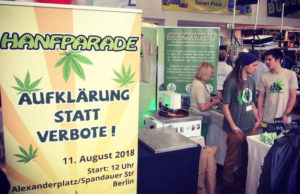 Am gemeinsamen Stand der Hanfparade und des Hanf Museums auf der Cultiva 2017 werden Hanfsamen geröstet und für den Verkauf abgepackt