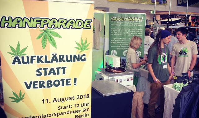 Am gemeinsamen Stand der Hanfparade und des Hanf Museums auf der Cultiva 2017 werden Hanfsamen geröstet und für den Verkauf abgepackt