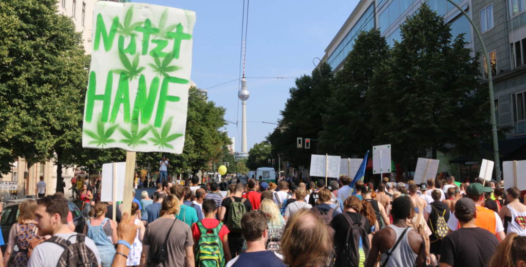 Foto vom Demonstrationszug der Hanfparade durch Berlin mit Blick auf den Berliner Fernsehturm am Alexanderplatz