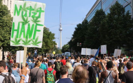 Foto vom Demonstrationszug der Hanfparade durch Berlin mit Blick auf den Berliner Fernsehturm am Alexanderplatz