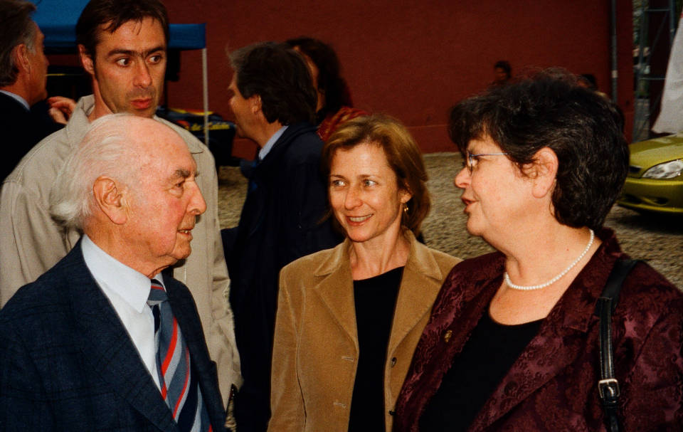 Foto von Ruth Dreyfuss (rechts) und Albert Hofmann (links) und in der Mitte eine Mitarbeiterin von Ruth Dreyfuss, aufgenommen am 27. April 2002 in Nyon beim Filmfestival Visions du réel vor der Premiere des Films Gambling, Gods and LSD von Peter Mettler. Foto: Roger Liggenstorfer