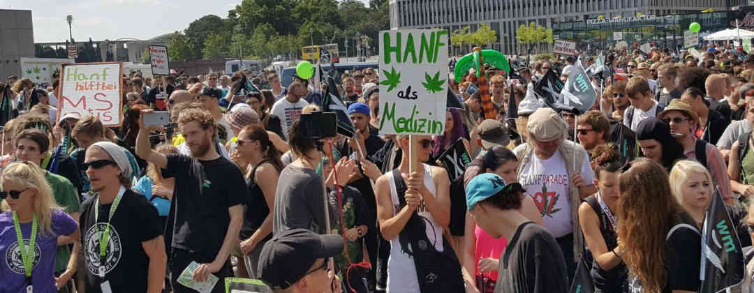 Auf der Auftaktkundgebund der HP 2016 wurde auch für Cannabis als Medizin protestiert