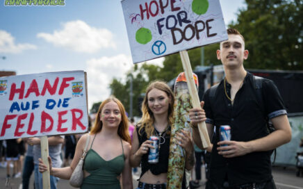 Foto von Teilnehmer*innen der Hanfparade Demo in Berlin