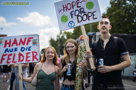 Foto von Teilnehmer*innen der Hanfparade Demo in Berlin