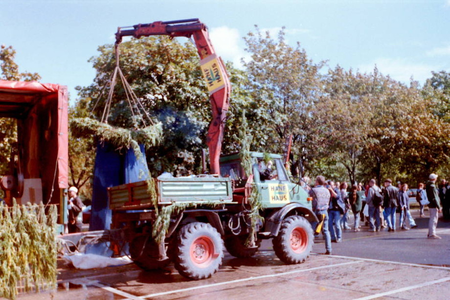Foto eines Paradewagens auf der Hanfparade
