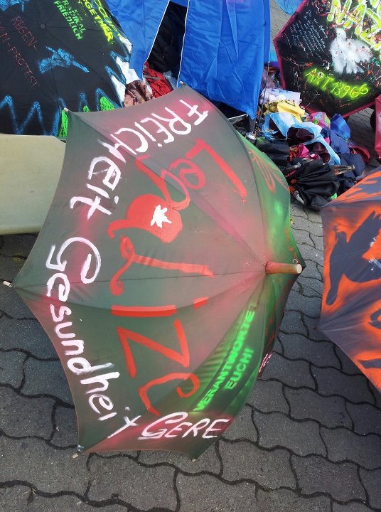 Foto von der Regenschirmaktion auf dem Alexanderplatz zur Hanfparade 2012