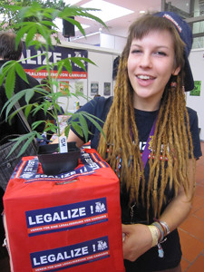 Foto einer Aktivistin von Legalize! Österreich