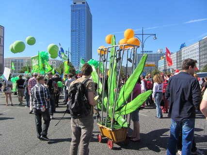 Foto von der FSA Demo 2013, im Vordergrund die mobile Hanfblatt-Skulptur mit Überwachungskameras