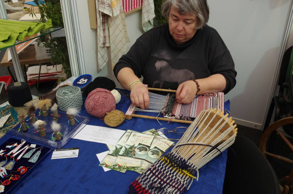 Schmuck aus Hanfgarn, Vorführung an einem Stand im Nutzhanfareal auf dem Cannafest 2013 (Foto)