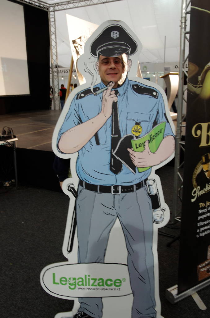 Foto von Tribble hinter einem Papp-Polizisten auf dem Cannafest 2013
