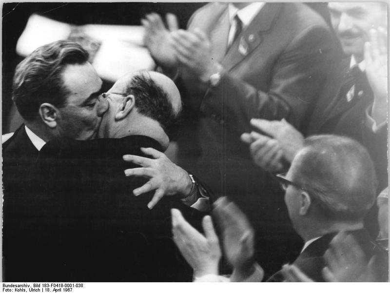 Abbildung: Foto der Umarmung von Walter Ulbricht und Leonid Breshnew